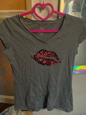 New York & Company Gray V-Neck Tee with Red and Black Sequin Lips